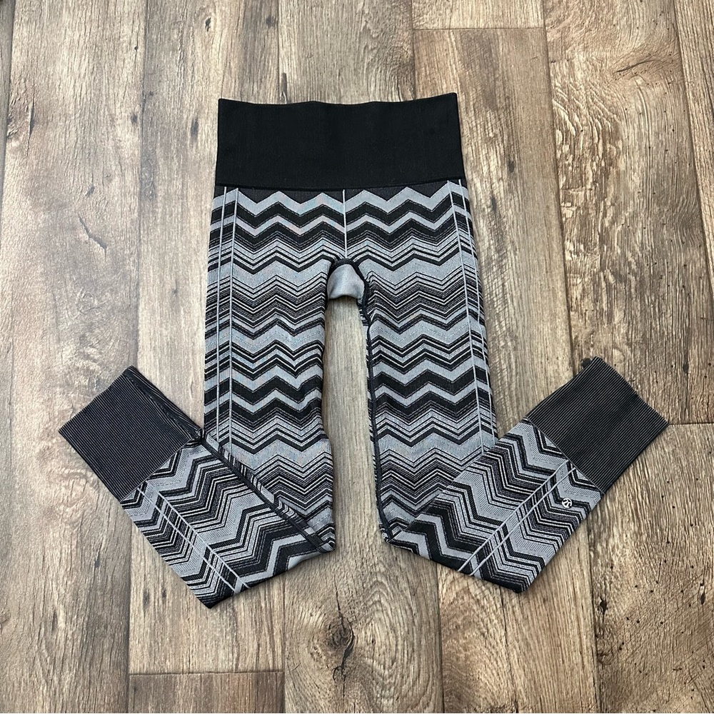 Lululemon Athletica Chevron Zig-Zag Seamless Knit  Leggings Black Gray